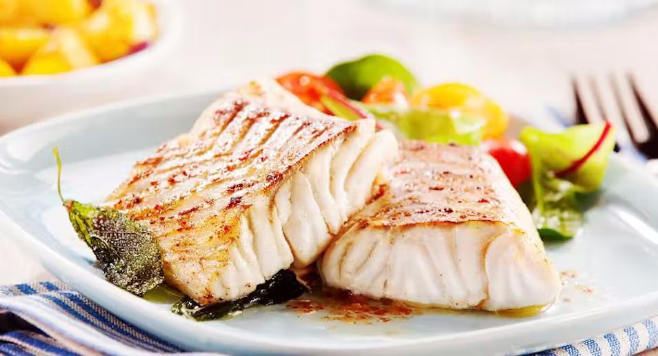 Gegrillter Fisch mit Beilagen