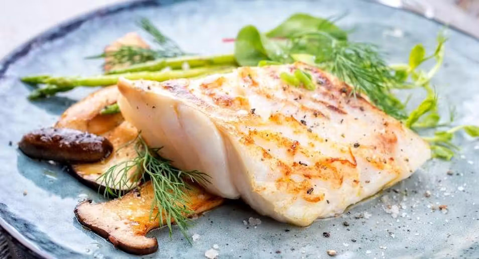 Gegrillter Fisch mit Spargel und Kräutern