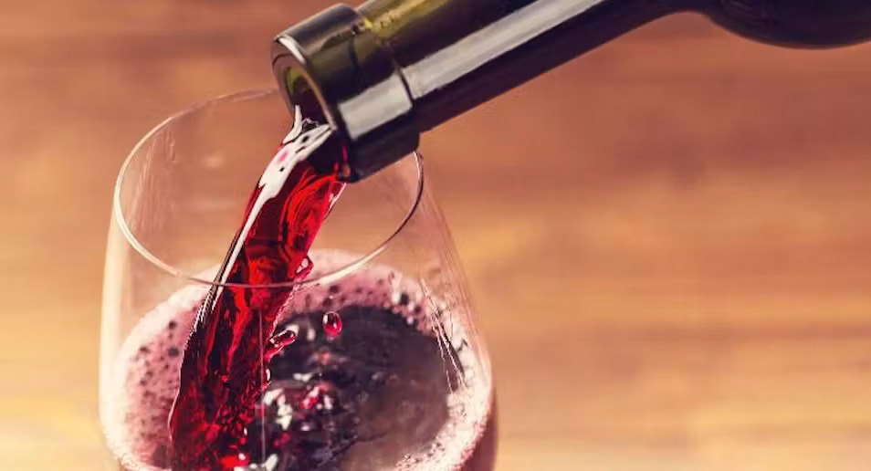 Rotwein wird eingeschenkt